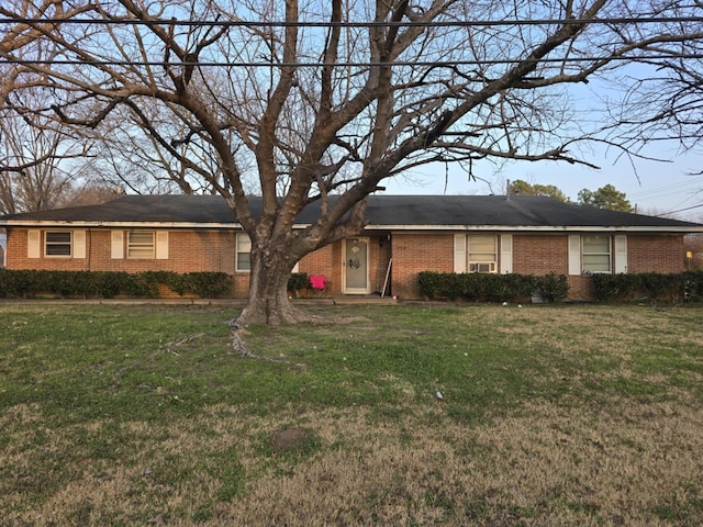 ranch-style home featuring a front lawn