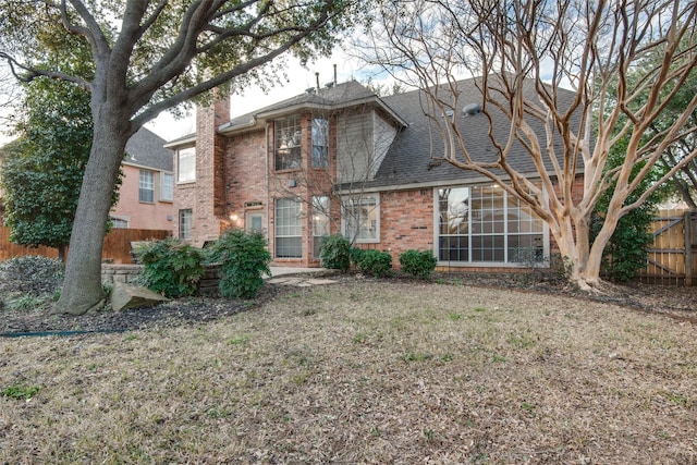 view of front facade with a front yard