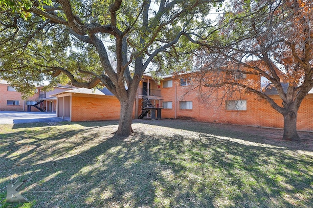 view of front of home featuring a front lawn