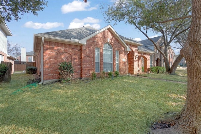 view of front facade featuring a front yard