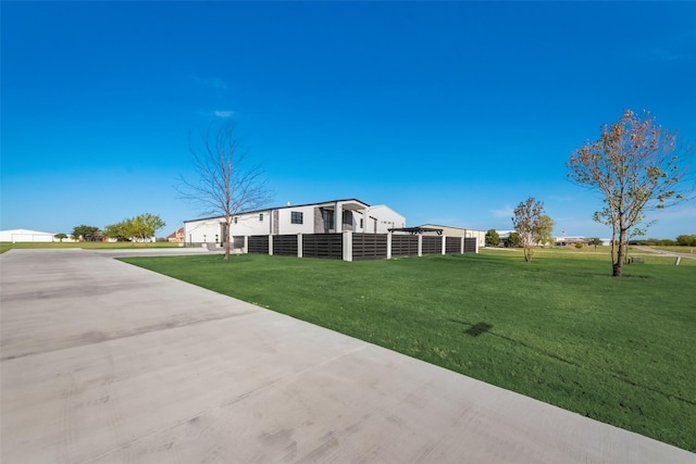 manufactured / mobile home featuring a front yard