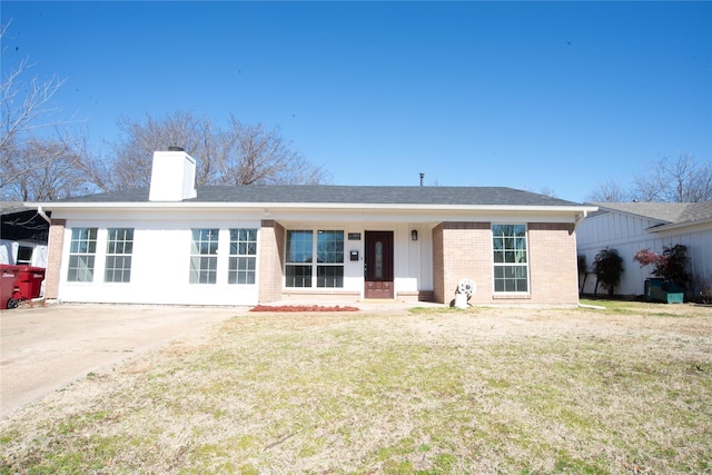 view of front of home featuring a front yard