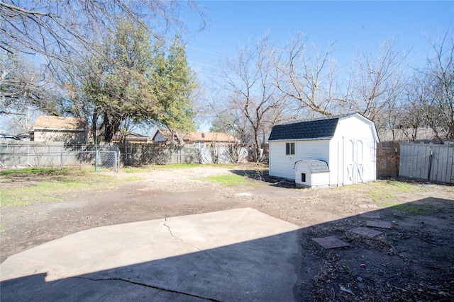 view of yard featuring a storage shed