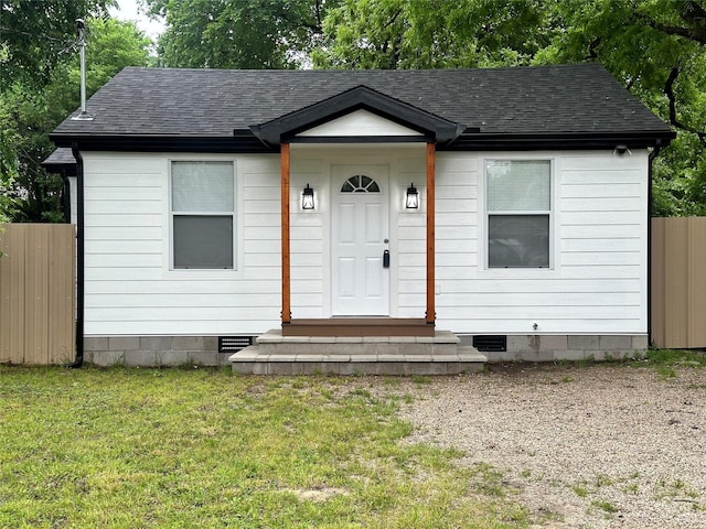 view of front of home featuring a front lawn