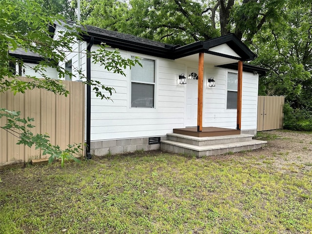 back of house featuring a yard