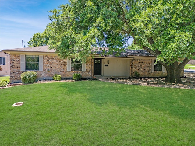 single story home featuring a front lawn