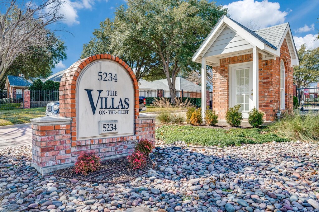 view of community / neighborhood sign