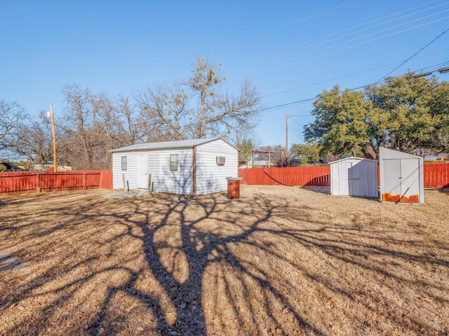 view of yard featuring a storage shed