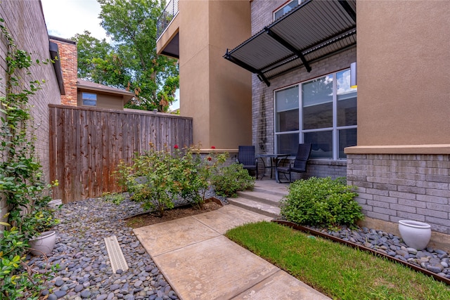 view of yard featuring a patio area