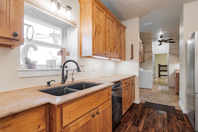 kitchen with dishwashing machine, sink, dark wood-type flooring, stainless steel fridge, and ceiling fan