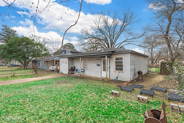 view of front of house with a front lawn