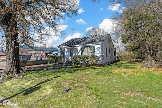 view of front facade featuring a front lawn