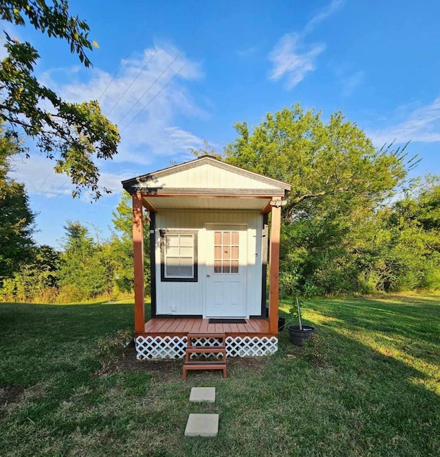 view of outdoor structure featuring a yard