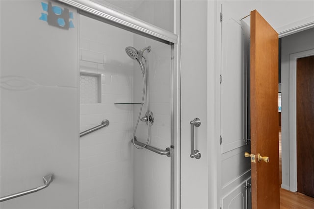 bathroom featuring a tile shower