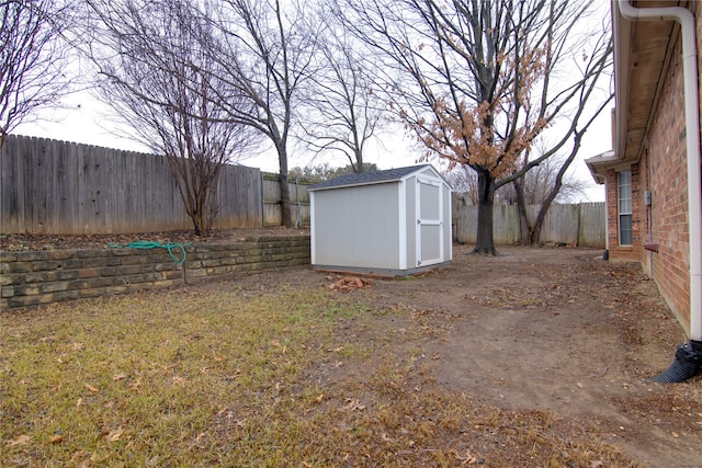 view of yard with a shed