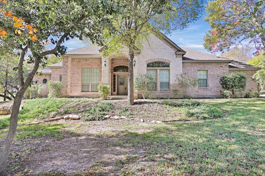 view of front of house featuring a front lawn