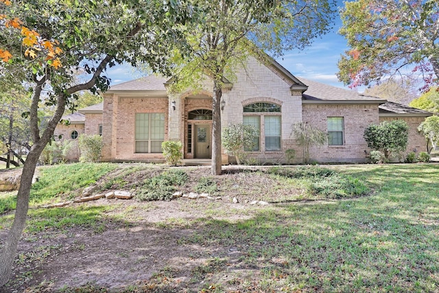 view of front of house featuring a front lawn