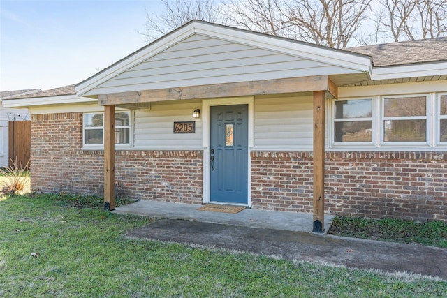 property entrance featuring a lawn