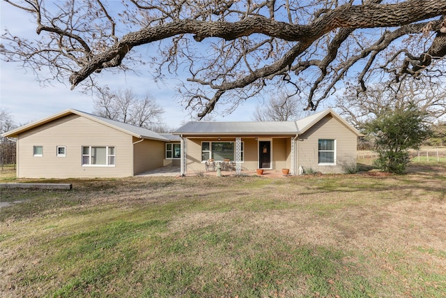 single story home featuring a porch and a front lawn