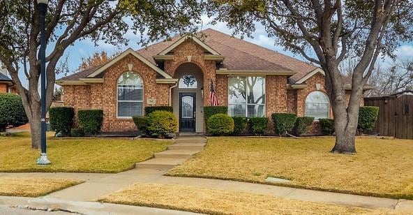 view of front of house featuring a front yard