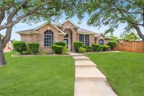 ranch-style home with a front yard