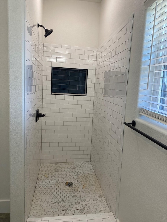 bathroom featuring tiled shower