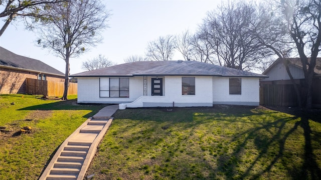 ranch-style home featuring a front lawn