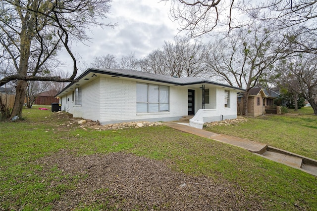 single story home with a front lawn