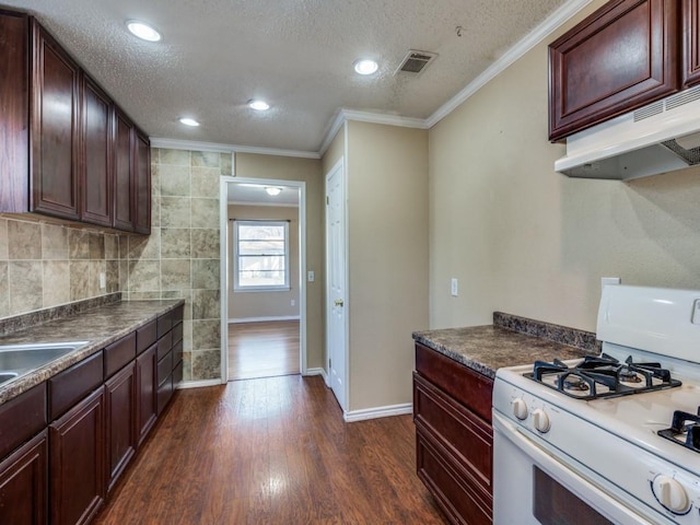 kitchen featuring crown molding, a textured ceiling, dark hardwood / wood-style floors, and white range with gas stovetop