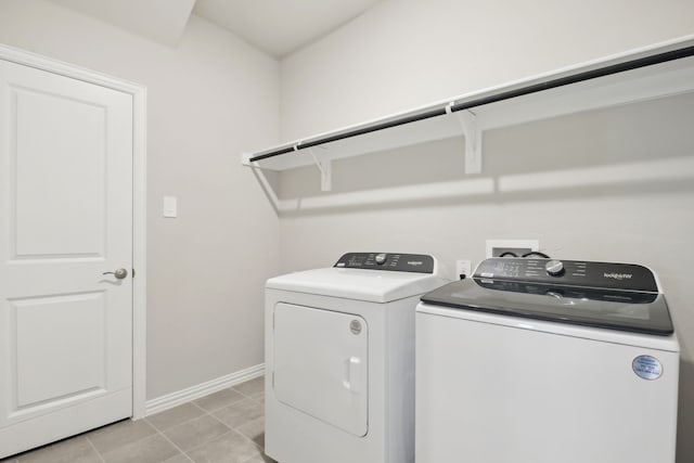 laundry room featuring light tile patterned floors and independent washer and dryer