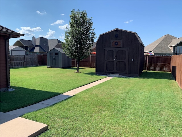 view of yard featuring a shed