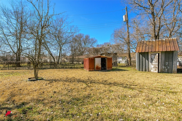 view of yard featuring a storage shed