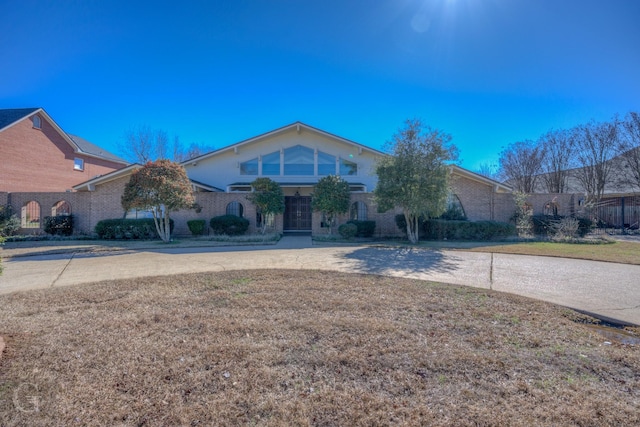 single story home with a front yard