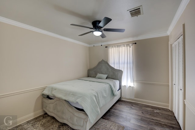 bedroom featuring ceiling fan, ornamental molding, dark hardwood / wood-style floors, and a closet