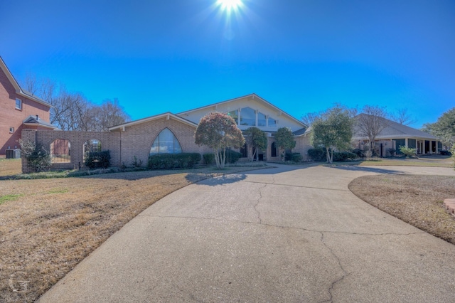 view of front of property featuring a front yard