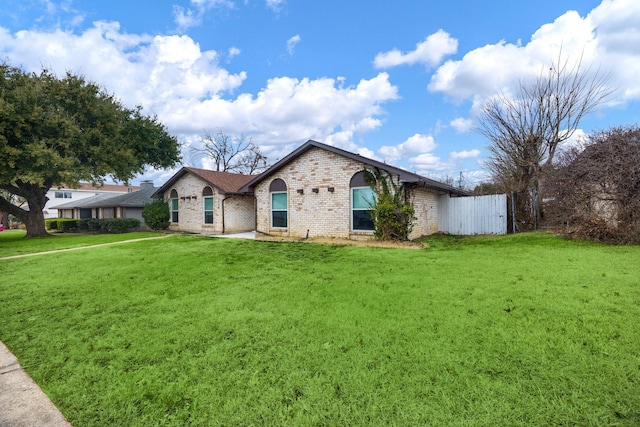 single story home with a front yard