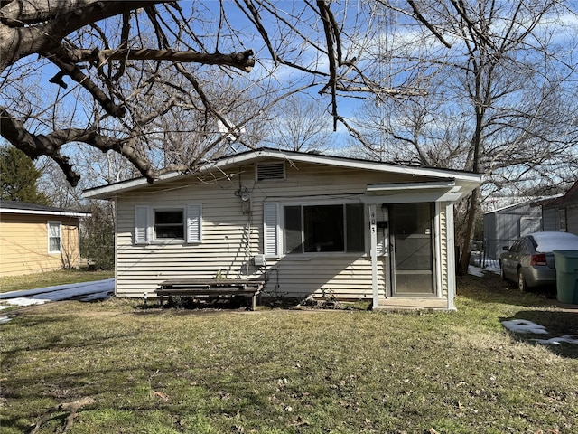 view of front of house featuring a front lawn