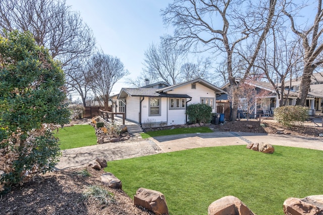 view of front facade featuring a front yard