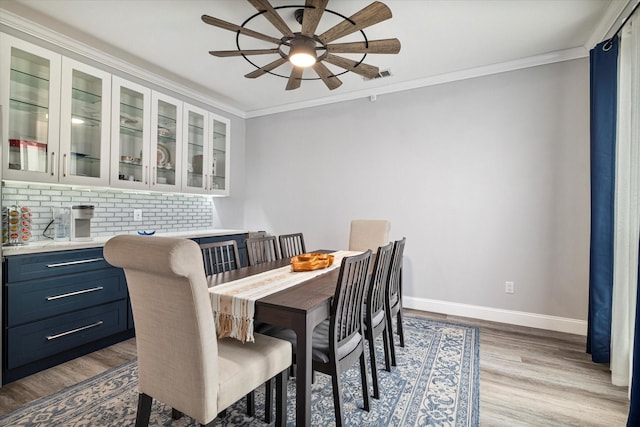 dining room featuring crown molding, ceiling fan, and light hardwood / wood-style floors