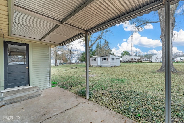 view of yard featuring a shed