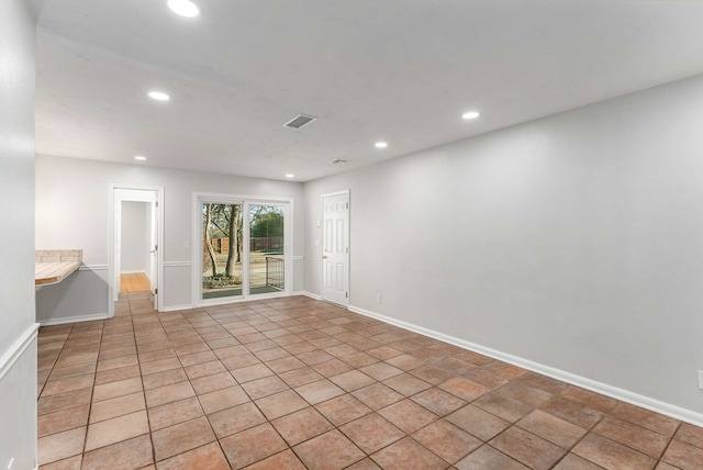 empty room featuring light tile patterned floors