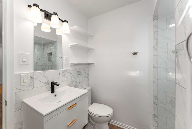 bathroom with a tile shower, tile walls, backsplash, vanity, and toilet