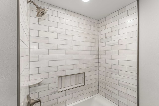 bathroom with tiled shower / bath combo