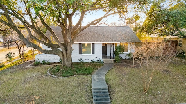 ranch-style house featuring a front yard