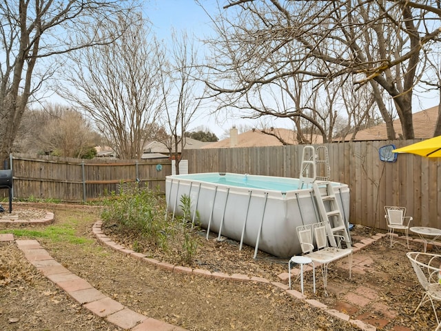 view of yard featuring a fenced in pool