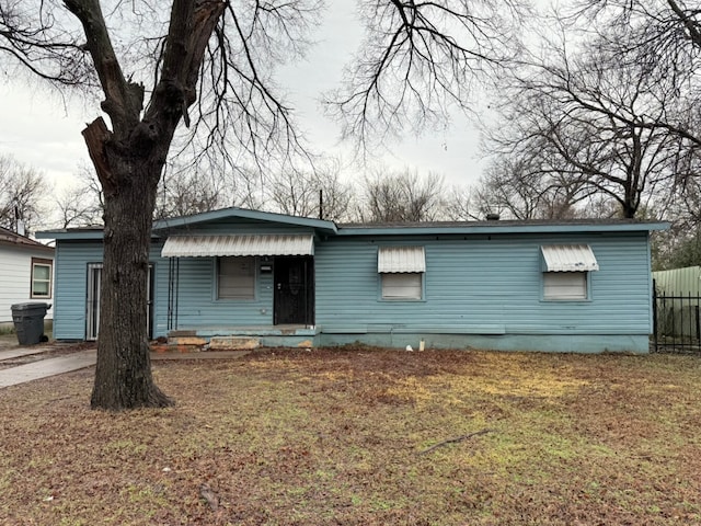 view of front of house featuring a front yard