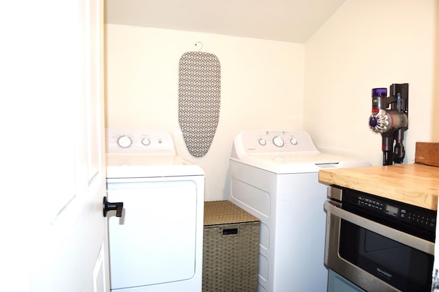 laundry room with washing machine and dryer