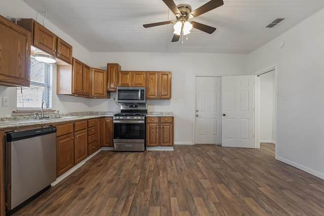 kitchen featuring sink, stainless steel appliances, dark hardwood / wood-style floors, and ceiling fan