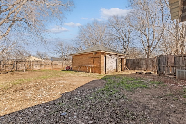 view of yard with a shed