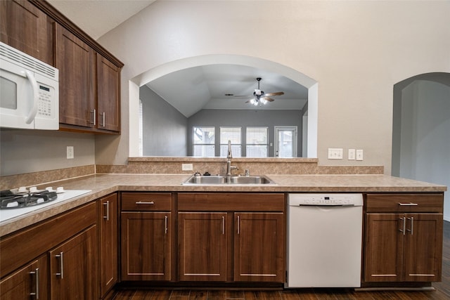 kitchen featuring lofted ceiling, sink, ceiling fan, kitchen peninsula, and white appliances